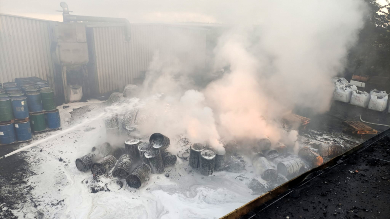 4/5 Pożar na terenie firmy w Stanowicach. Paliły się pojemniki z bateriami i akumulatorami