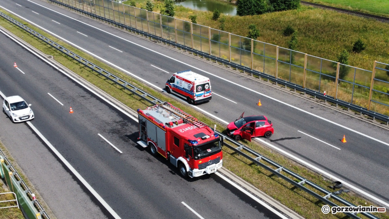 3/6 Osobówka roztrzaskała się o barierki na S3 koło Gorzowa
