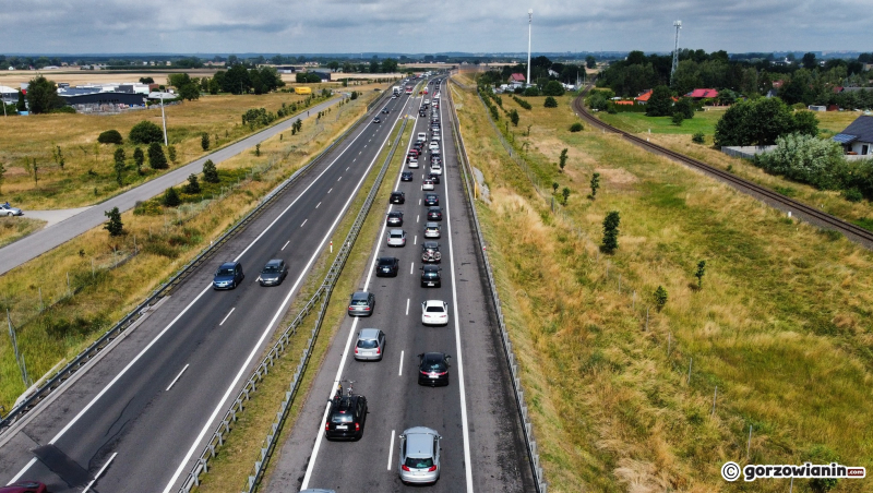 4/6 Osobówka roztrzaskała się o barierki na S3 koło Gorzowa