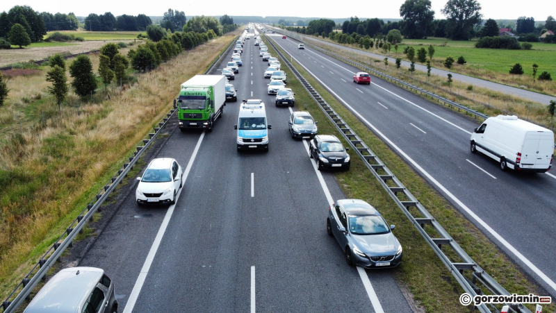 5/6 Osobówka roztrzaskała się o barierki na S3 koło Gorzowa