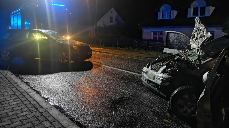 2/6 Zderzenie citroena i hyundaia w Jeninie. Sprawca uciekł pieszo