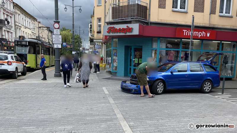 1/6 Zderzenie skody z tramwajem na skrzyżowaniu ul. 30 Stycznia i Chrobrego