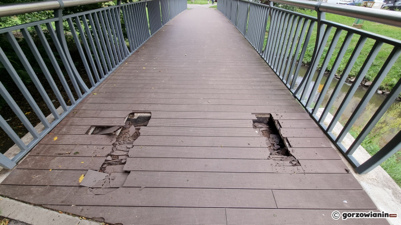 4/6 Zniszczony mostek nad rzeką Kłodawką w parku Róż w Gorzowie