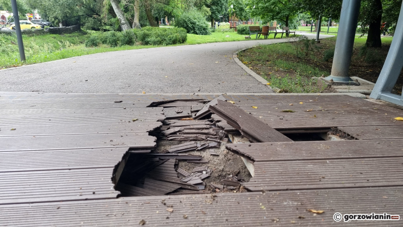 5/6 Zniszczony mostek nad rzeką Kłodawką w parku Róż w Gorzowie