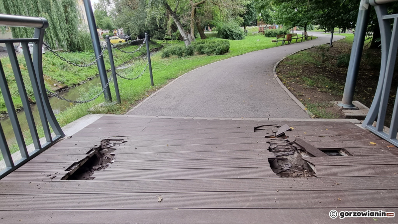 6/6 Zniszczony mostek nad rzeką Kłodawką w parku Róż w Gorzowie