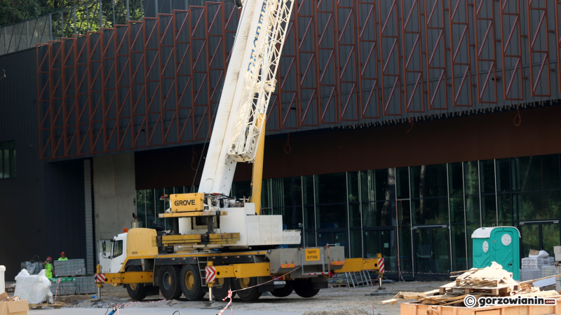 8/13 Prace przy elewacji hali widowiskowo-sportowej w Gorzowie