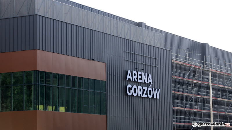 10/13 Prace przy elewacji hali widowiskowo-sportowej w Gorzowie