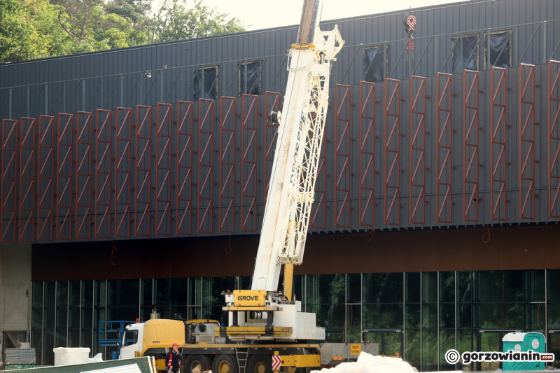 11/13 Prace przy elewacji hali widowiskowo-sportowej w Gorzowie