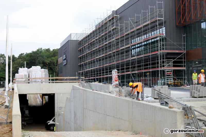 12/13 Prace przy elewacji hali widowiskowo-sportowej w Gorzowie