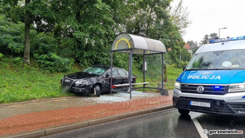 Kierujący Audi Uderzył W Sygnalizator I Wjechał W Przystanek Autobusowy Zdjęcia 9863