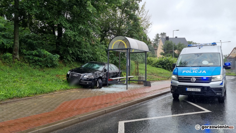 4/8 Kierujący audi uderzył w sygnalizator i wjechał w przystanek autobusowy