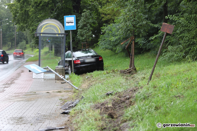 5/8 Kierujący audi uderzył w sygnalizator i wjechał w przystanek autobusowy