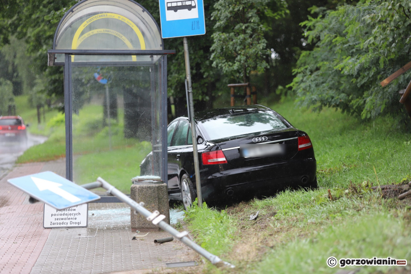 6/8 Kierujący audi uderzył w sygnalizator i wjechał w przystanek autobusowy