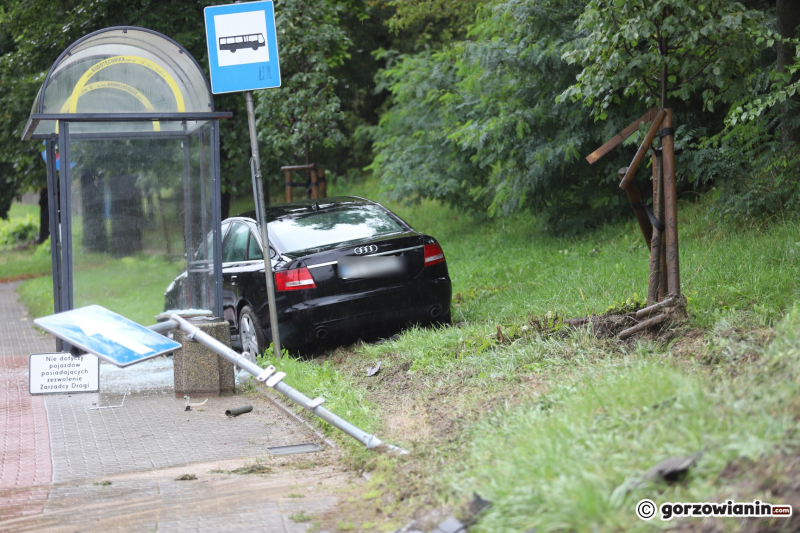 8/8 Kierujący audi uderzył w sygnalizator i wjechał w przystanek autobusowy
