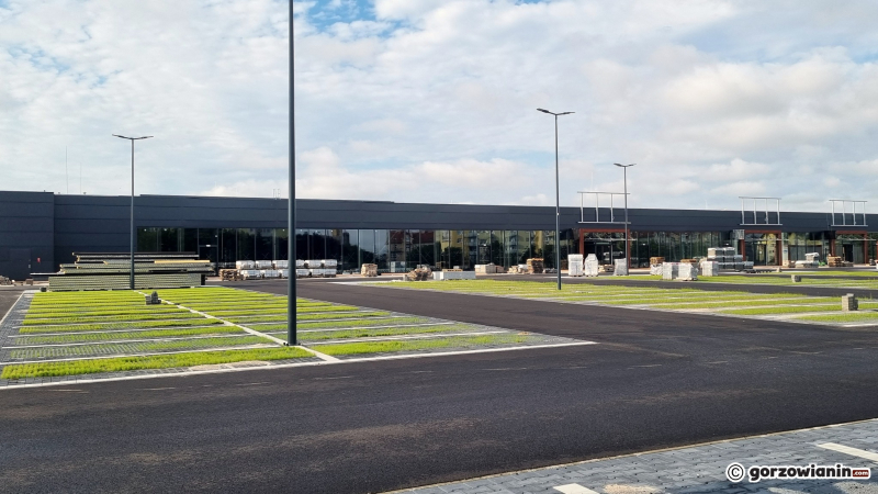 3/10 Zielony parking przed parkiem handlowym S1 Gorzów