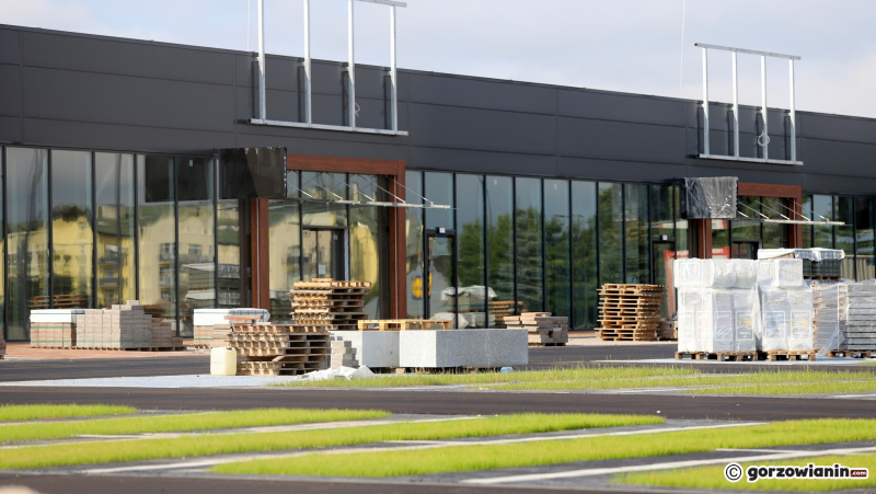 7/10 Zielony parking przed parkiem handlowym S1 Gorzów