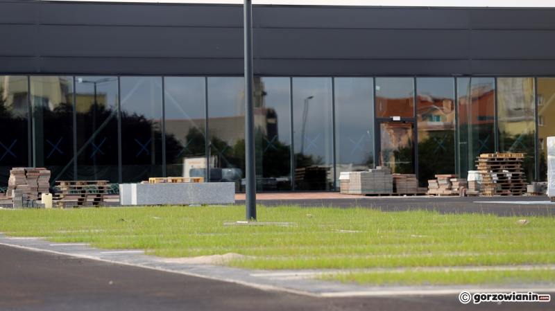 8/10 Zielony parking przed parkiem handlowym S1 Gorzów