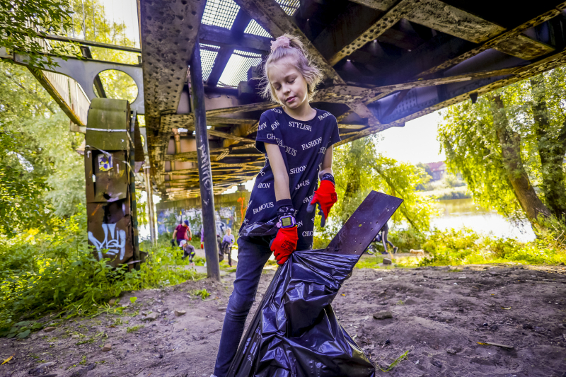 30/34 Książka za worek śmieci. Mieszkańcy Gorzowa posprzątali brzegi Warty