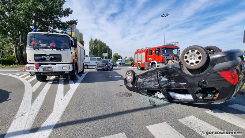 3/9 Wypadek na rondzie Gorczyńskim. Dachował samochód