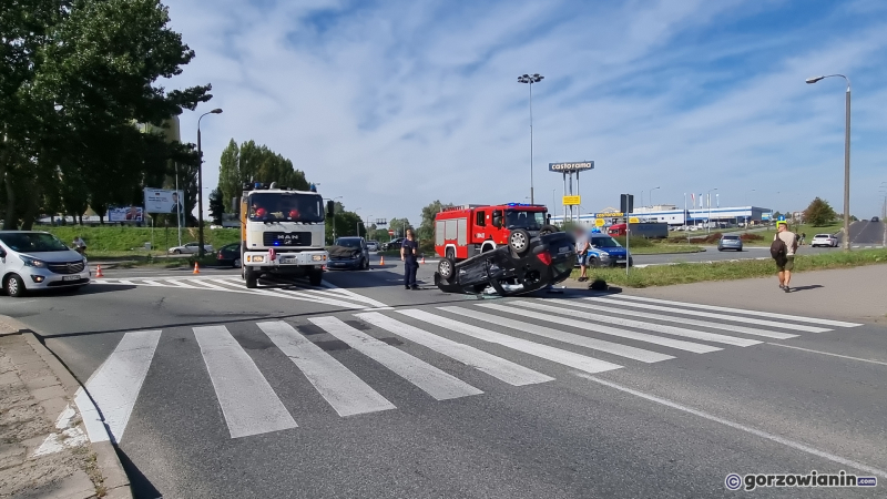 5/9 Wypadek na rondzie Gorczyńskim. Dachował samochód