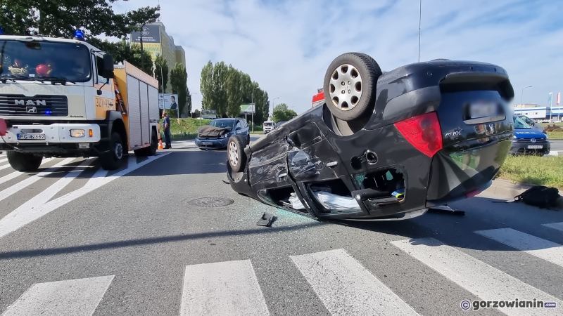 6/9 Wypadek na rondzie Gorczyńskim. Dachował samochód