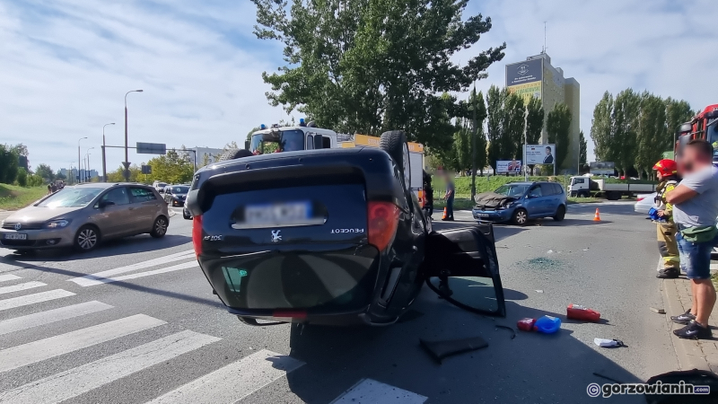 7/9 Wypadek na rondzie Gorczyńskim. Dachował samochód