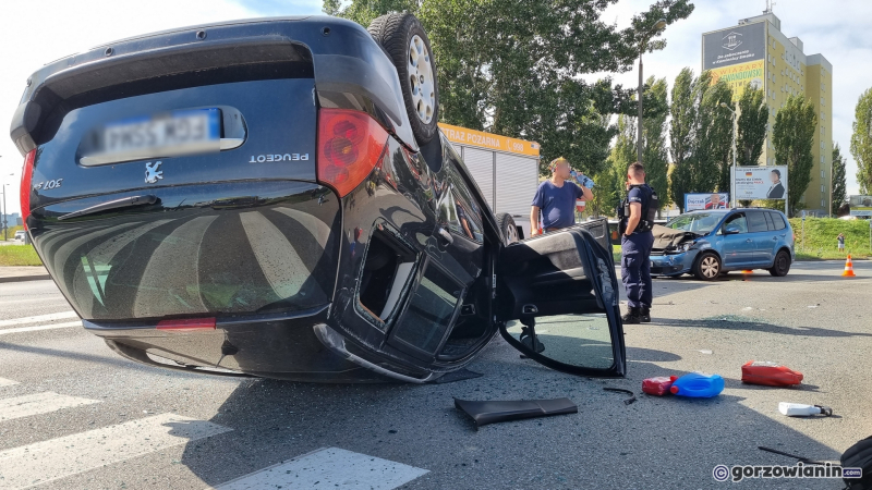 8/9 Wypadek na rondzie Gorczyńskim. Dachował samochód