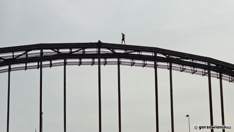 5/7 Mężczyzna chciał skoczyć z mostu w Gorzowie. Służby w akcji