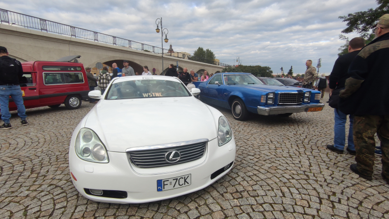 2/27 Motoryzacyjne perełki na zjeździe klasyków wieczorową porą w Gorzowie 