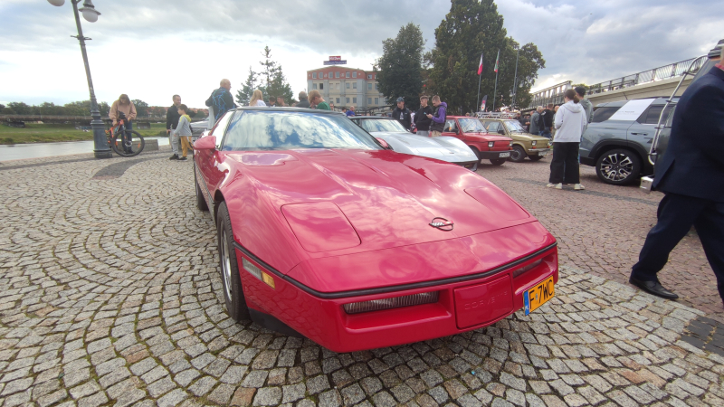 5/27 Motoryzacyjne perełki na zjeździe klasyków wieczorową porą w Gorzowie 