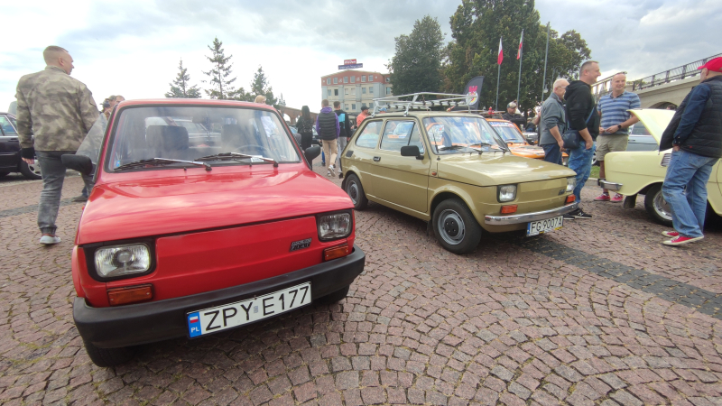 7/27 Motoryzacyjne perełki na zjeździe klasyków wieczorową porą w Gorzowie 