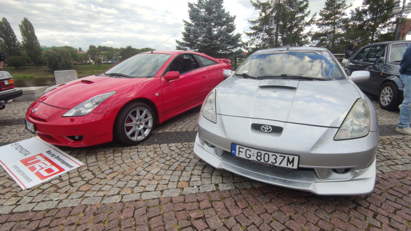 9/27 Motoryzacyjne perełki na zjeździe klasyków wieczorową porą w Gorzowie 