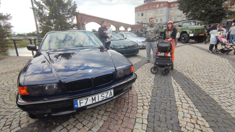 12/27 Motoryzacyjne perełki na zjeździe klasyków wieczorową porą w Gorzowie 