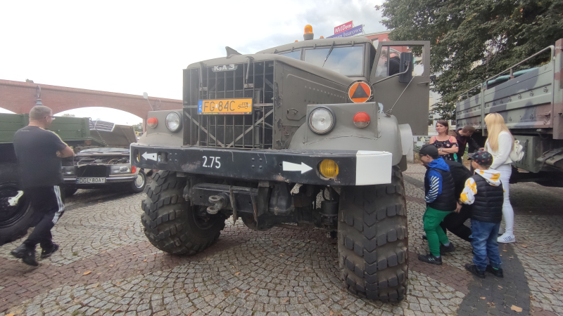 13/27 Motoryzacyjne perełki na zjeździe klasyków wieczorową porą w Gorzowie 