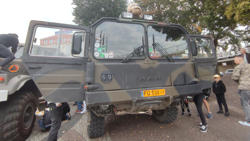 14/27 Motoryzacyjne perełki na zjeździe klasyków wieczorową porą w Gorzowie 