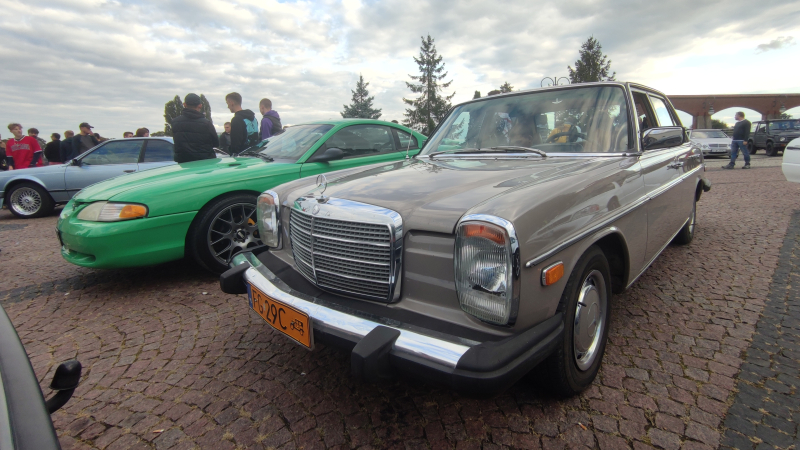 17/27 Motoryzacyjne perełki na zjeździe klasyków wieczorową porą w Gorzowie 