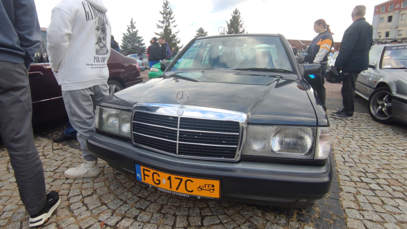 19/27 Motoryzacyjne perełki na zjeździe klasyków wieczorową porą w Gorzowie 