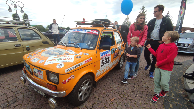 23/27 Motoryzacyjne perełki na zjeździe klasyków wieczorową porą w Gorzowie 