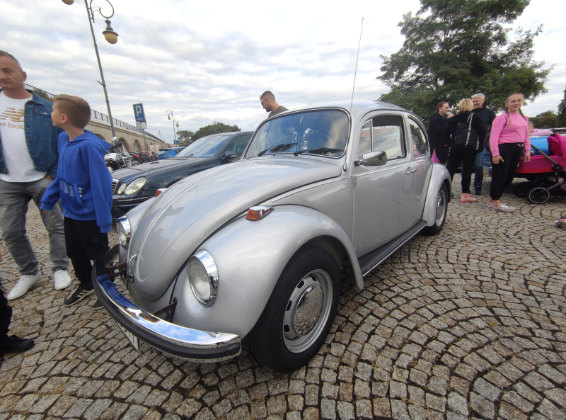27/27 Motoryzacyjne perełki na zjeździe klasyków wieczorową porą w Gorzowie 