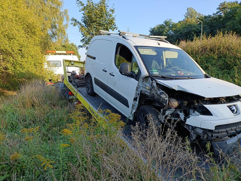 3/4 Nie wyrobił na zakręcie. Zdarzenie drogowe na Słowiańskiej
