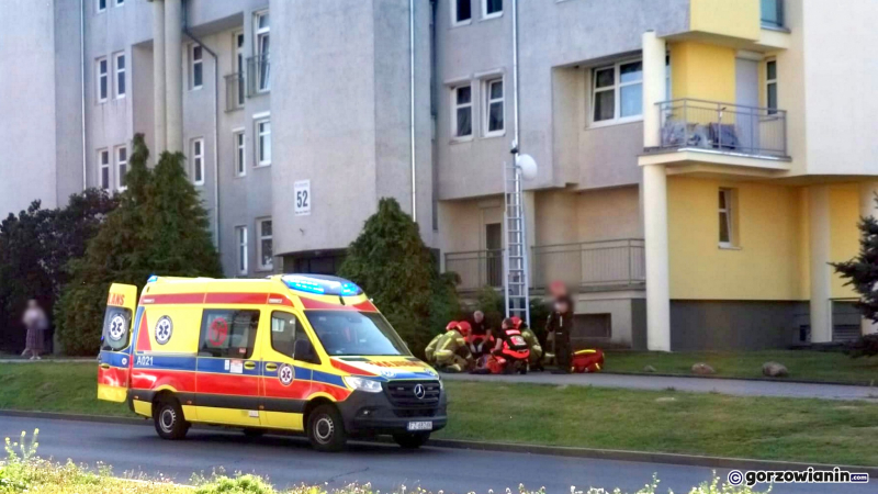 5/5 Akcja służb w Gorzowie. Mężczyzna naprawiał lampę i spadł z wysokości