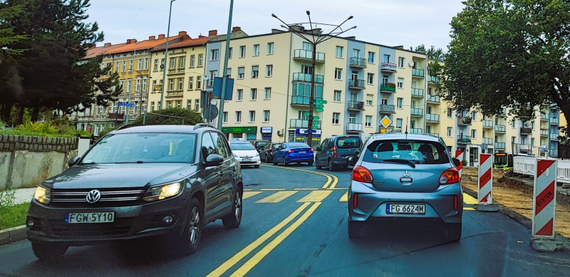 1/3 Kłopoty kierowców na rozkopanym rondzie Kosynierów Gdyńskich