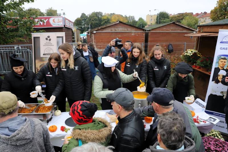 7/16 Pyszności na gorzowskim ryneczku. Zupa i bigos z dyni