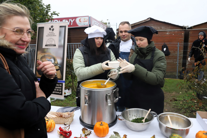 12/16 Pyszności na gorzowskim ryneczku. Zupa i bigos z dyni