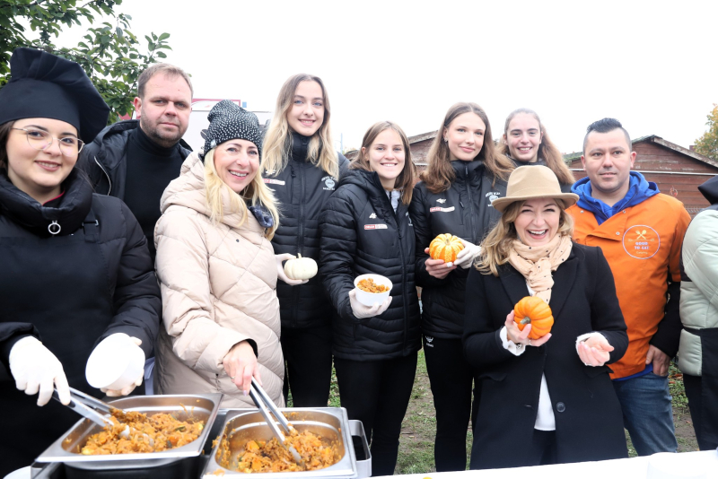 16/16 Pyszności na gorzowskim ryneczku. Zupa i bigos z dyni