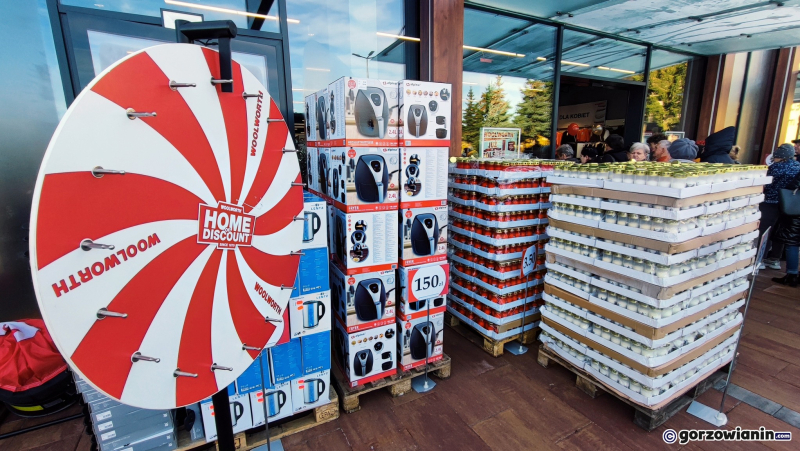 4/11 Oficjalne otwarcie sklepu Woolworth w Gorzowie