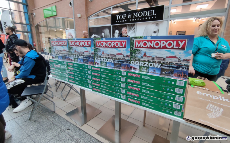 1/17 Tłum mieszkańców Gorzowa na premierze Monopoly Gorzów