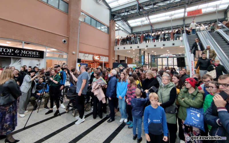 4/17 Tłum mieszkańców Gorzowa na premierze Monopoly Gorzów