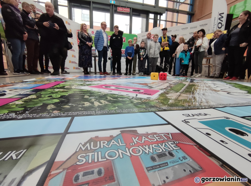 11/17 Tłum mieszkańców Gorzowa na premierze Monopoly Gorzów