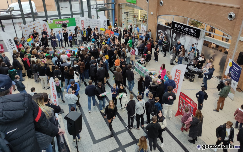 15/17 Tłum mieszkańców Gorzowa na premierze Monopoly Gorzów
